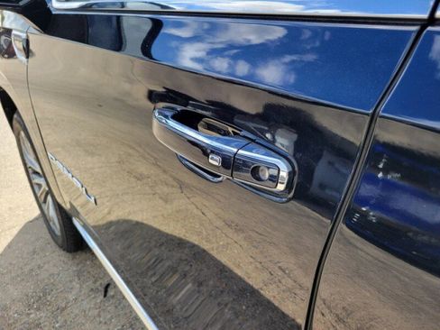 Used 2021 GMC Yukon Denali w/ Denali Premium Package image 9