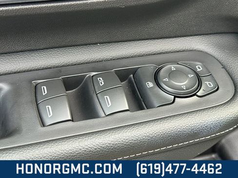 Used 2024 GMC Terrain SLT image 12