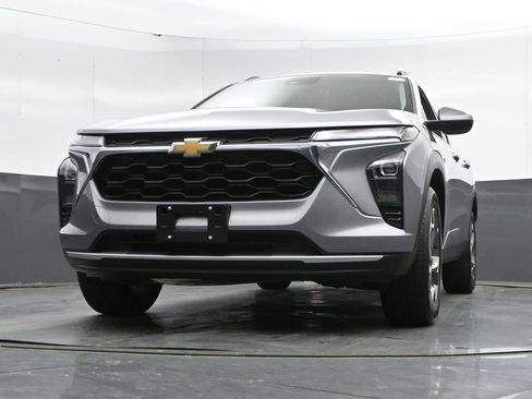 Used 2025 Chevrolet Trax LT FWD image 42