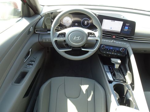 New 2025 Hyundai Elantra SEL image 11