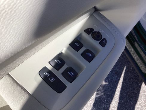 Certified 2025 Volvo XC60 T8 Plus w/ Protection Package Premier image 15