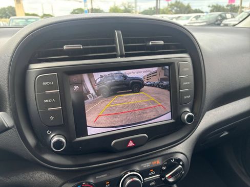Used 2025 Kia Soul LX w/ LX Technology Package FWD image 22