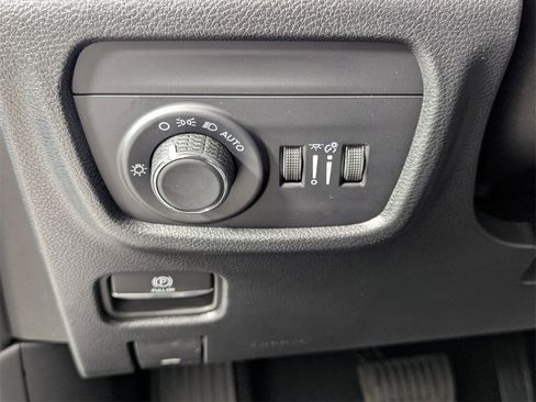 New 2025 Jeep Grand Cherokee Altitude image 13