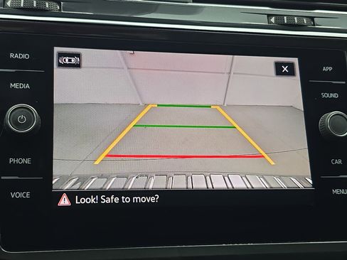 Used 2022 Volkswagen Tiguan SE w/ Panoramic Sunroof Package image 23