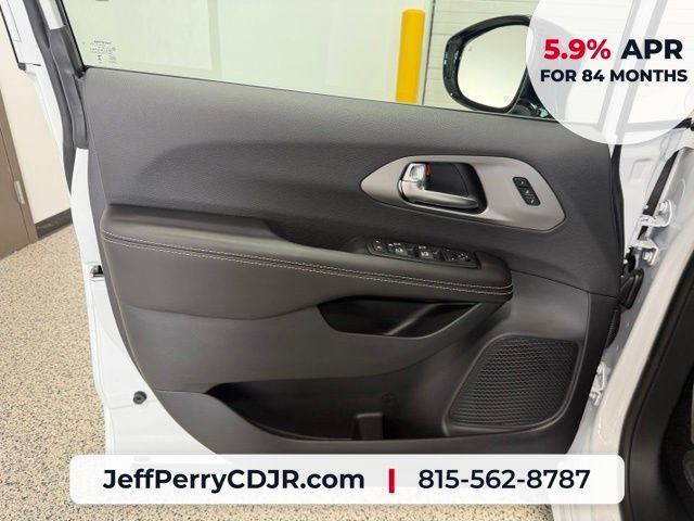 New 2027 Chrysler Pacifica Select AWD/4WD image 8