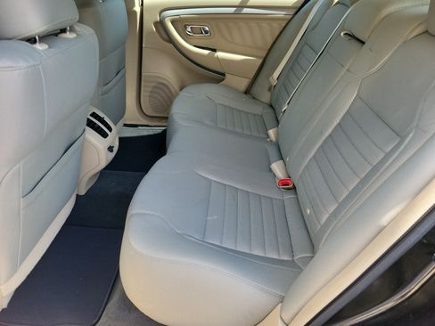 Used 2014 Ford Taurus SE FWD image 7