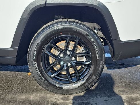 Used 2023 Jeep Grand Cherokee L Laredo image 37