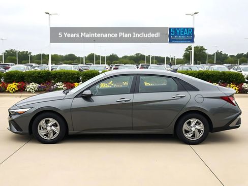 Used 2025 Hyundai Elantra SE image 2