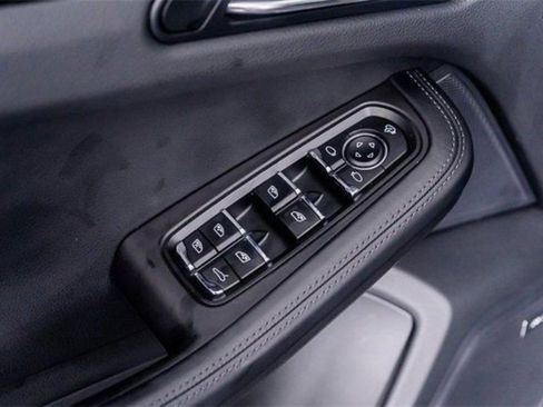 Used 2025 Porsche Macan Turbo AWD/4WD image 38