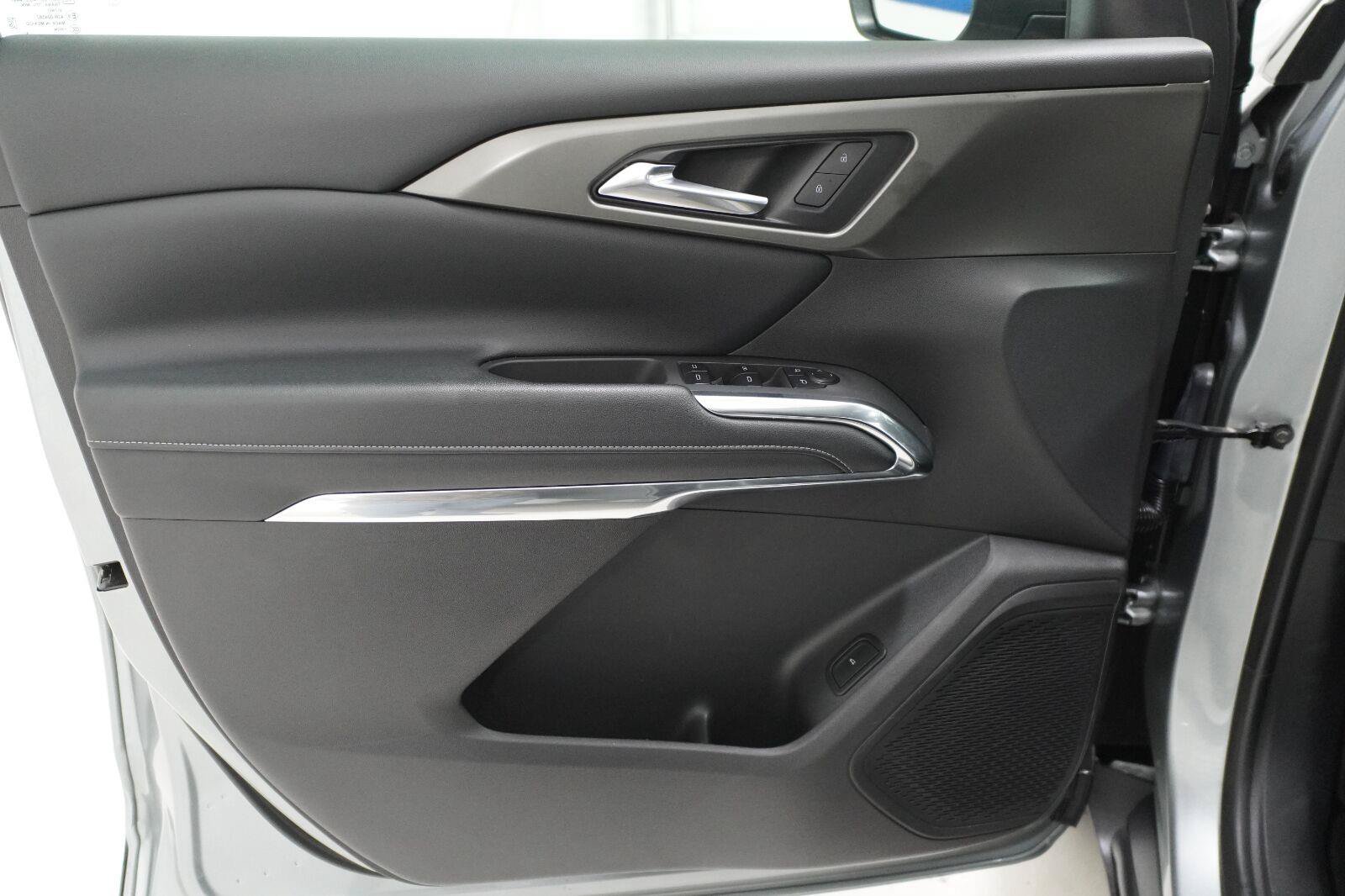 Used 2025 Chevrolet Traverse LT FWD image 5