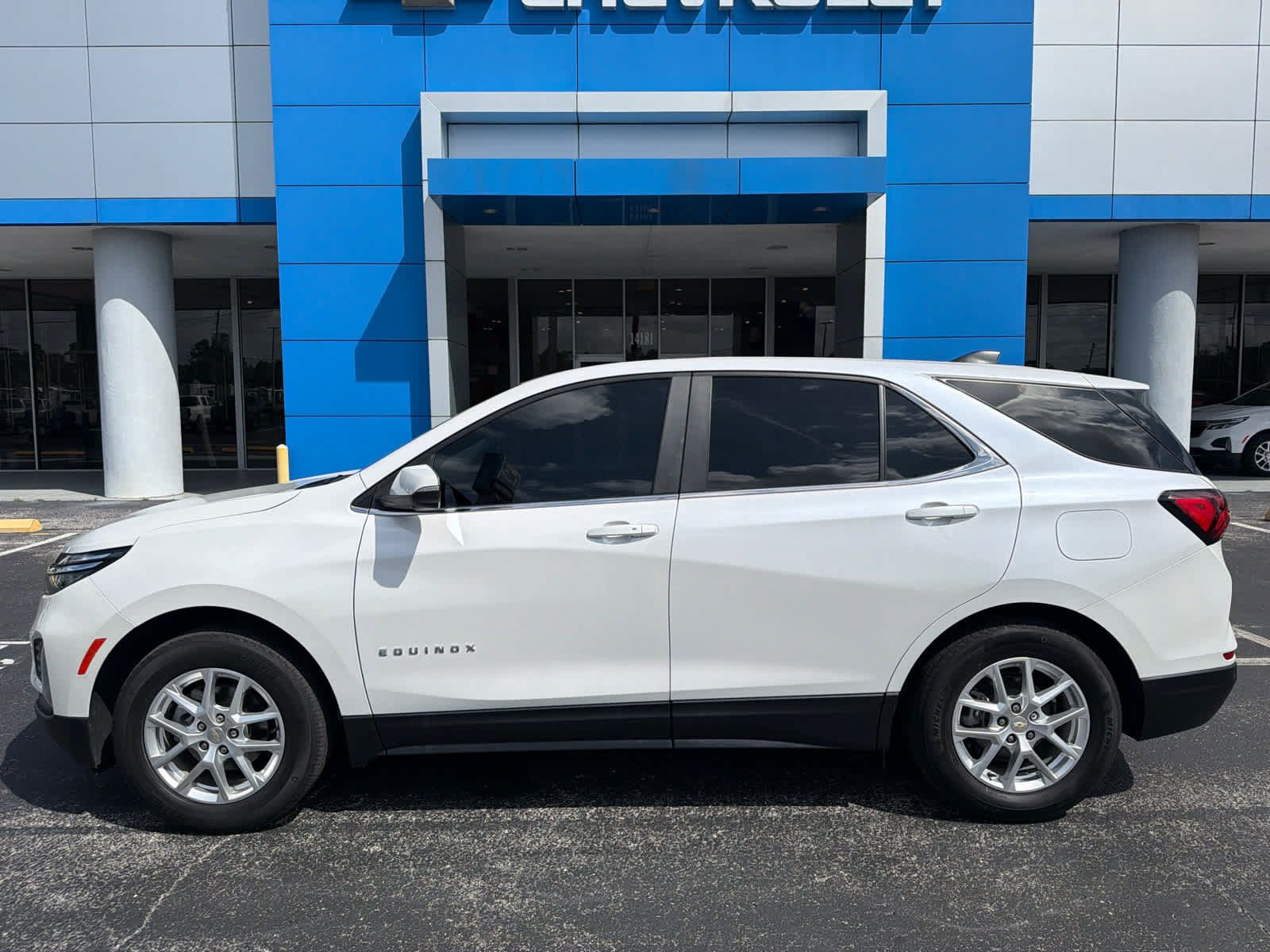 Used 2022 Chevrolet Equinox LT FWD image 2