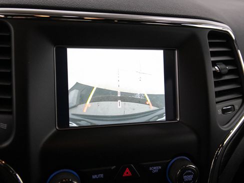 Used 2019 Jeep Grand Cherokee Laredo AWD/4WD image 29