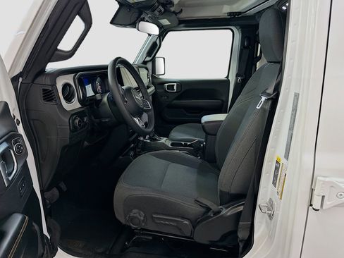 Used 2025 Jeep Wrangler Sahara image 13