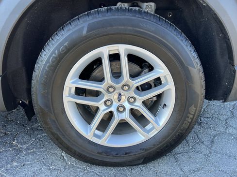 Used 2025 Ford Explorer Active AWD/4WD image 12