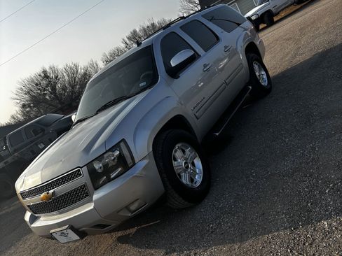 Used 2014 Chevrolet Suburban LT image 25