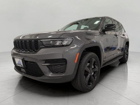 Used 2024 Jeep Grand Cherokee Altitude AWD/4WD image 12