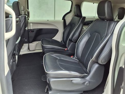 Used 2021 Chrysler Pacifica Limited w/ Uconnect Theater Family Group FWD image 8