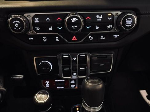 Used 2024 Jeep Wrangler Unlimited Rubicon AWD/4WD image 17