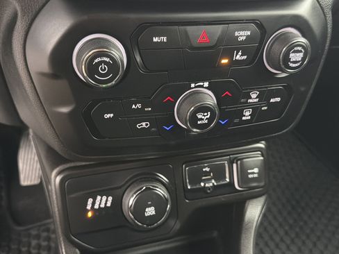 Used 2023 Jeep Renegade Latitude image 31