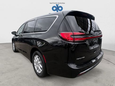Used 2025 Chrysler Pacifica Select FWD image 3