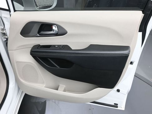 Used 2022 Chrysler Pacifica Touring-L image 14