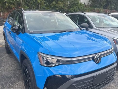 Used 2025 Volkswagen Taos SE image 3