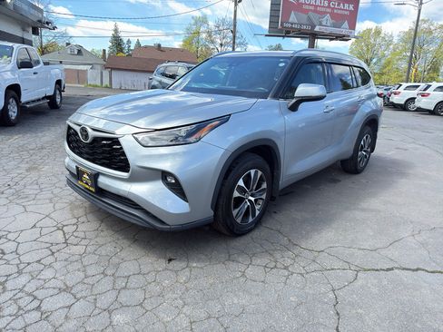 Used 2021 Toyota Highlander XLE AWD/4WD image 2