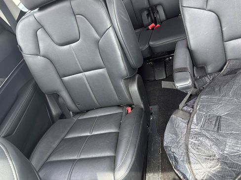 Used 2024 Kia Telluride EX w/ EX Captain's Chair Package FWD image 15
