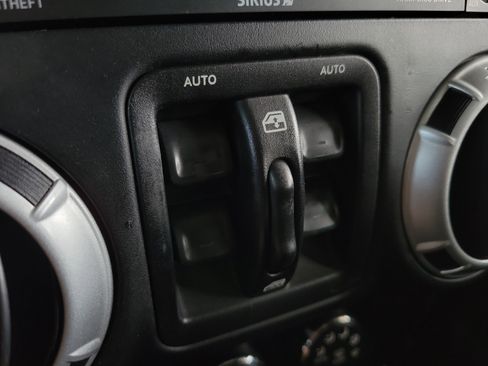 Used 2014 Jeep Wrangler Unlimited Sahara w/ Dual Top Group AWD/4WD image 18