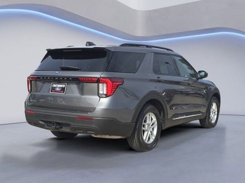 Used 2025 Ford Explorer Active image 3