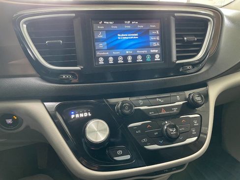 Used 2018 Chrysler Pacifica Touring-L image 34