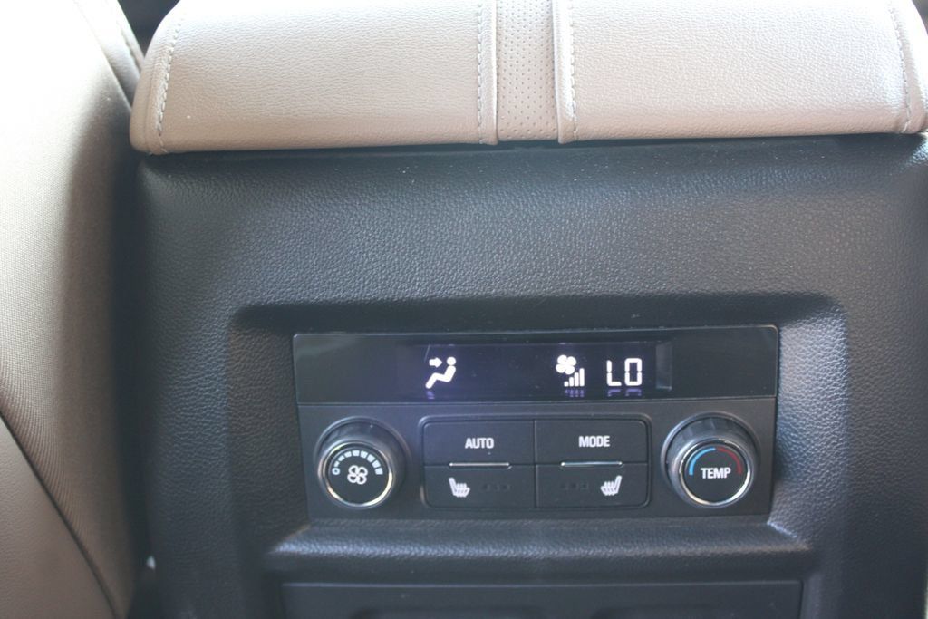 Used 2023 Chevrolet Traverse Premier FWD image 28