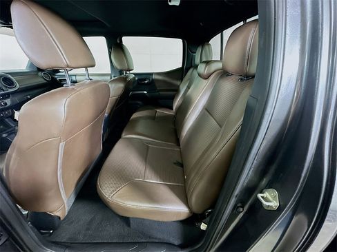 Used 2017 Toyota Tacoma Limited image 13