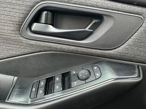 Used 2023 Nissan Rogue S image 15