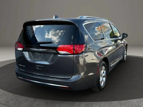 Used 2017 Chrysler Pacifica Touring-L Plus FWD image 4
