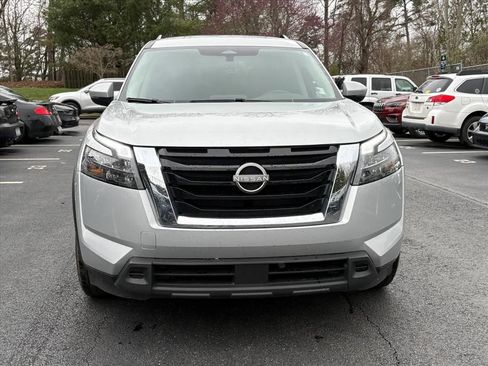 Used 2024 Nissan Pathfinder SV image 3