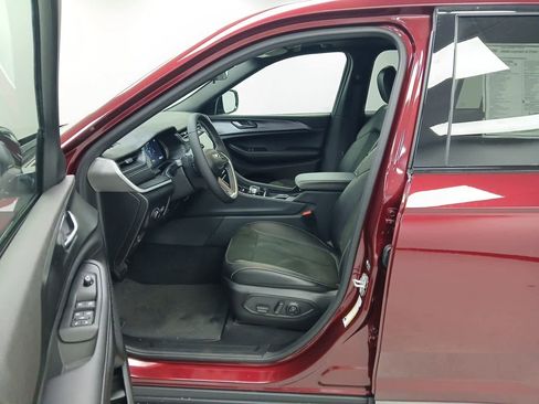 New 2025 Jeep Grand Cherokee Altitude image 12