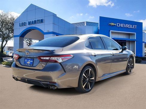 Used 2018 Toyota Camry XSE image 3
