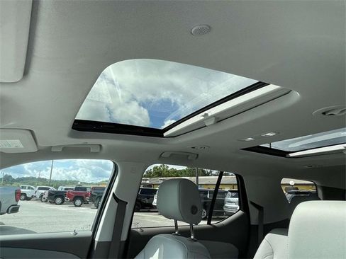 Used 2021 Chevrolet Traverse LT w/ LT Premium Package image 17