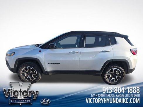 Used 2026 Jeep Compass Trailhawk AWD/4WD image 2
