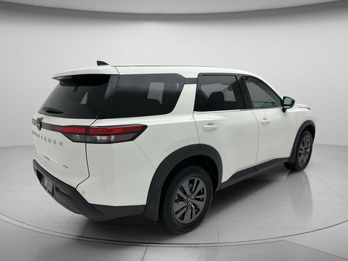Used 2024 Nissan Pathfinder S AWD/4WD image 5
