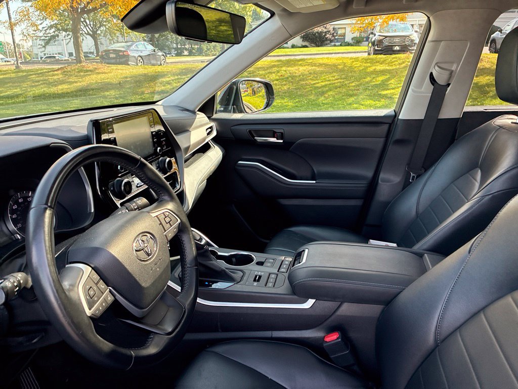 Used 2022 Toyota Highlander XLE AWD/4WD image 27