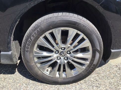 Used 2022 Toyota Venza XLE AWD/4WD image 9