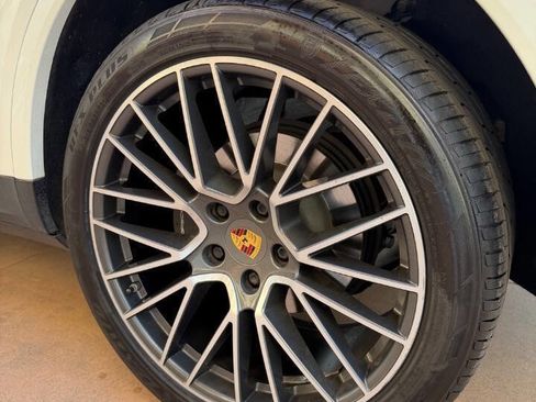 Used 2019 Porsche Cayenne w/ Premium Package image 35