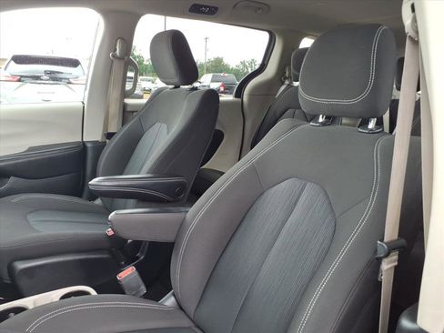 Used 2022 Chrysler Voyager LX FWD image 17