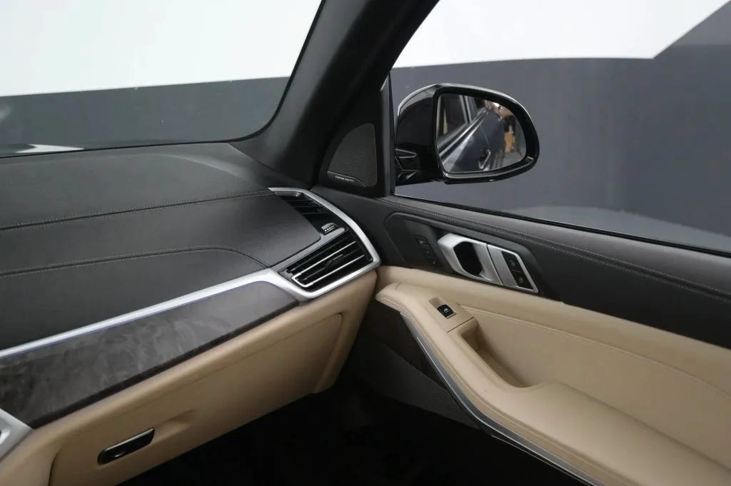 Used 2021 BMW X5 xDrive40i w/ M Sport Package AWD/4WD image 29