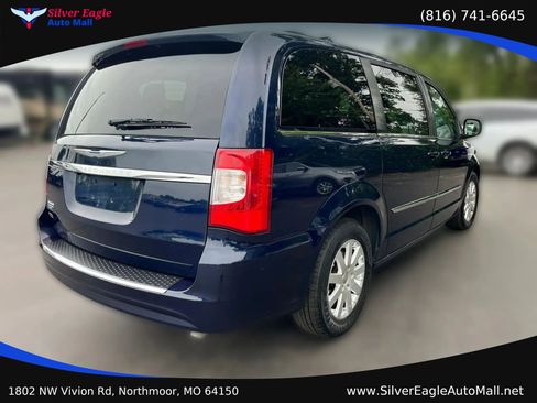 Used 2015 Chrysler Town & Country Touring FWD image 5