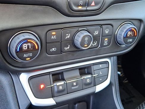 Used 2022 GMC Terrain SLE w/ Driver Convenience Package image 22