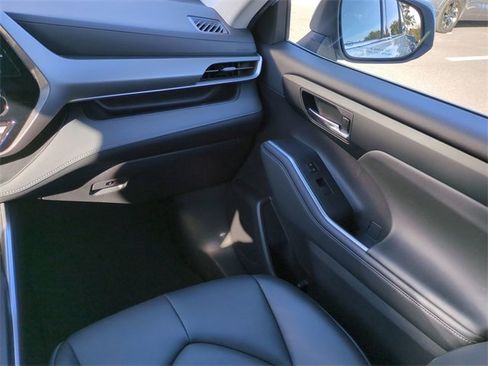 Used 2022 Toyota Highlander XLE image 19