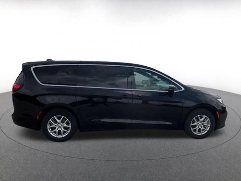 Used 2025 Chrysler Pacifica Select FWD image 15
